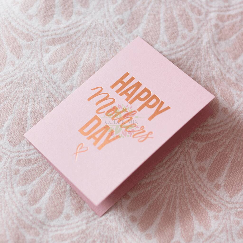 Caja de regalo rosa para el día de la madre con lámina dorada